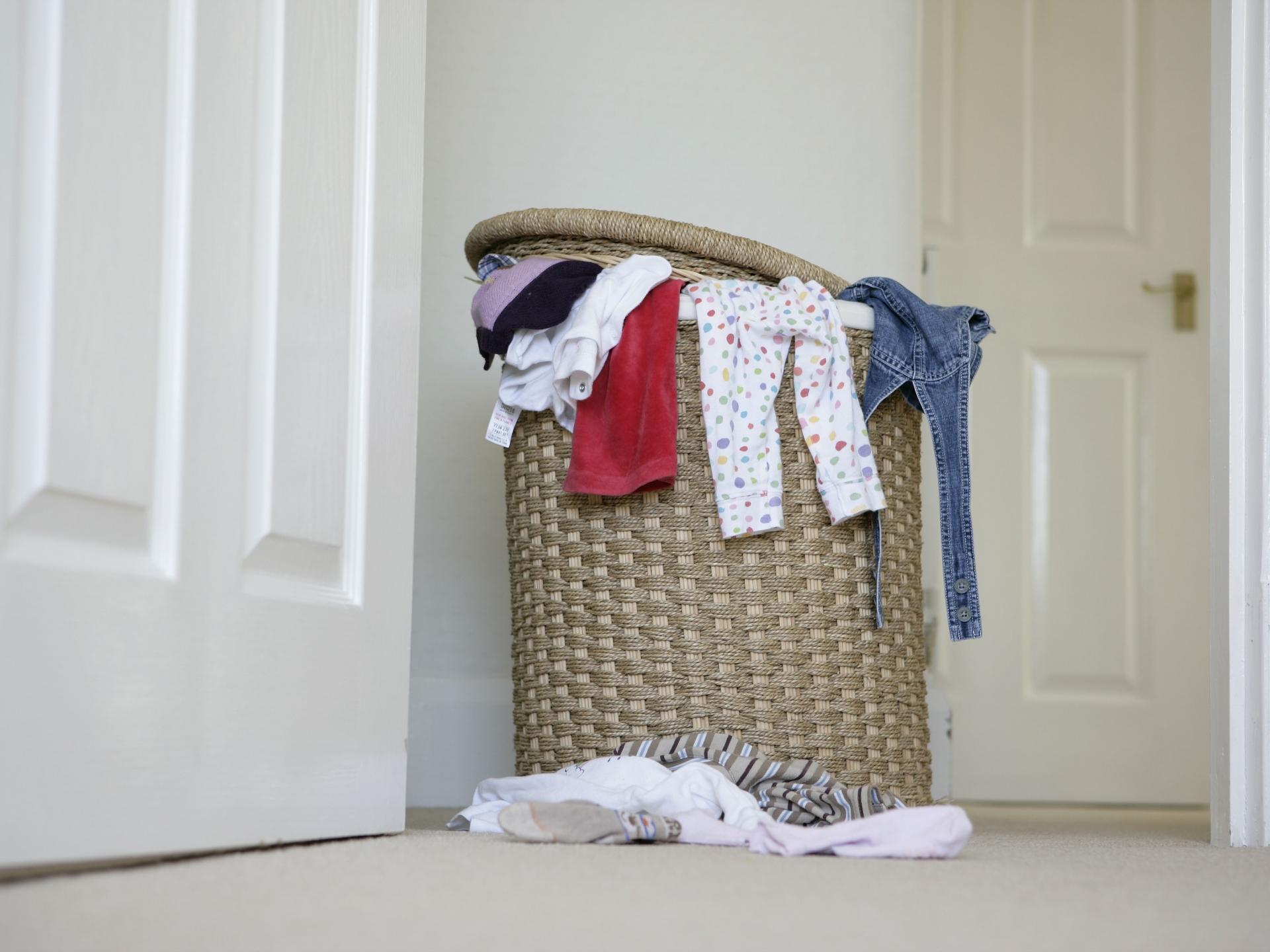 Thu thập tất cả quần áo, khăn bẩn cho vào giỏ và để ra ngoài cửa đợi giặt.