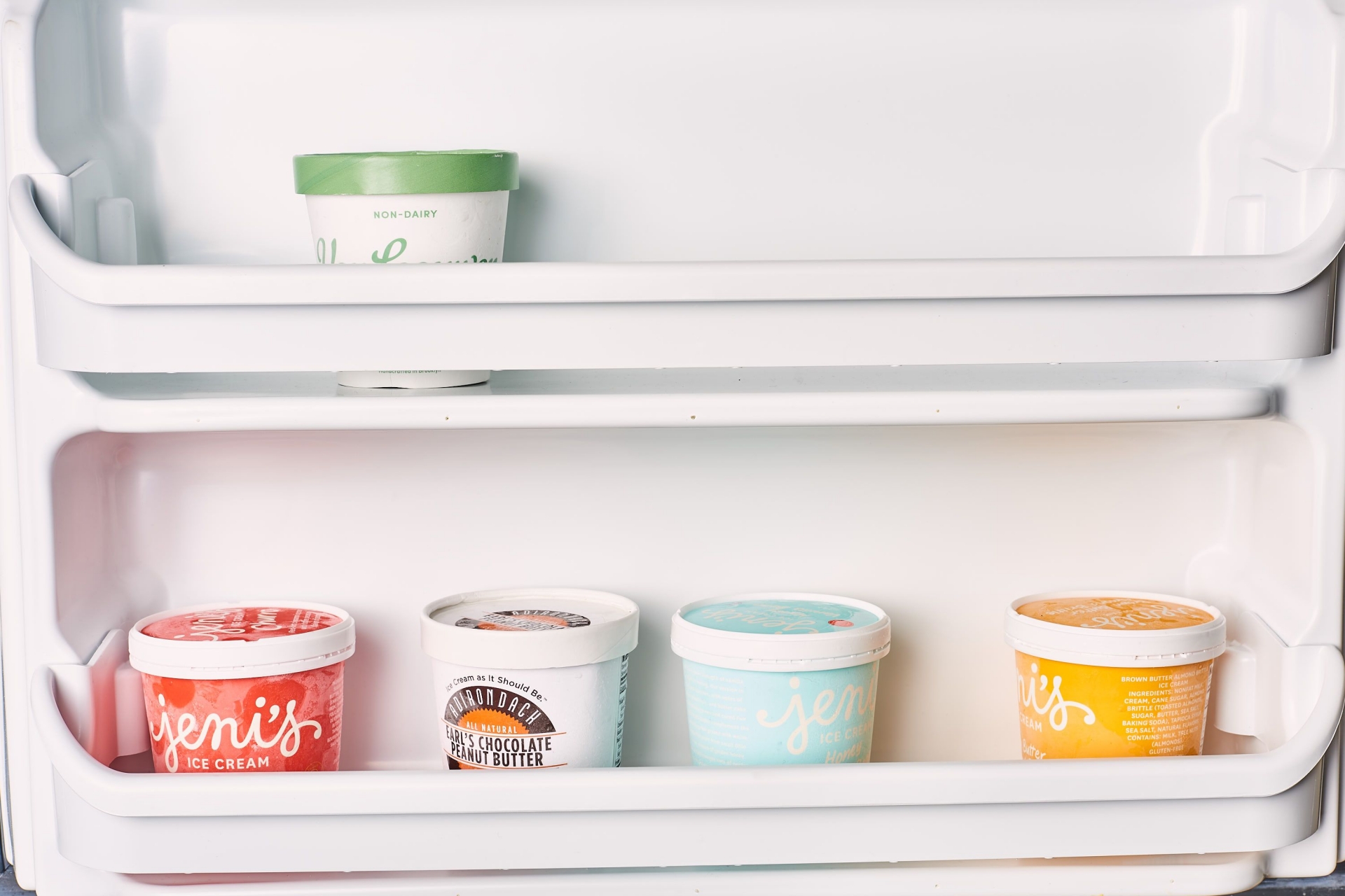Không nên đặt thực phẩm cần đông lạnh có nhiều chất béo như kem ở ngay mặt sau tủ.