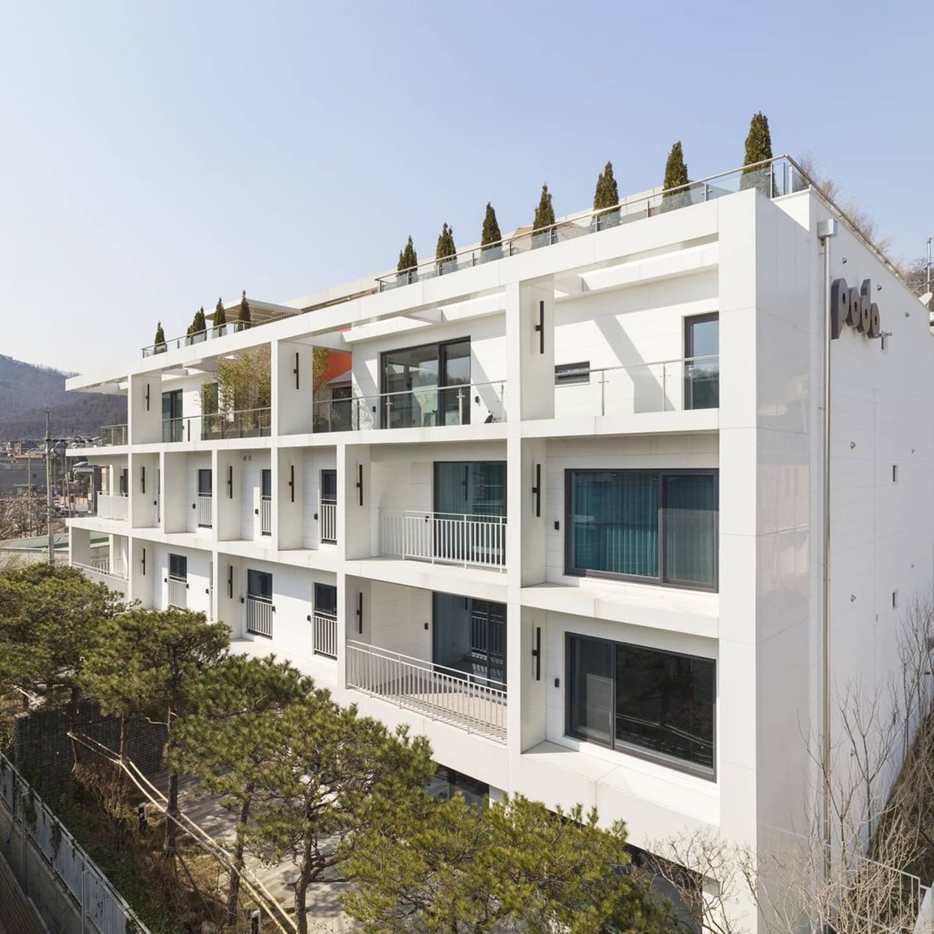 Căn penthouse của nam tài tử 'Hạ cánh nơi anh' nằm ở tầng 4 một khu biệt thự cao cấp tại Achiul, Guri, tỉnh Gyeonggi. Căn hộ có diện tích rộng rãi, lên đến 242,45m².