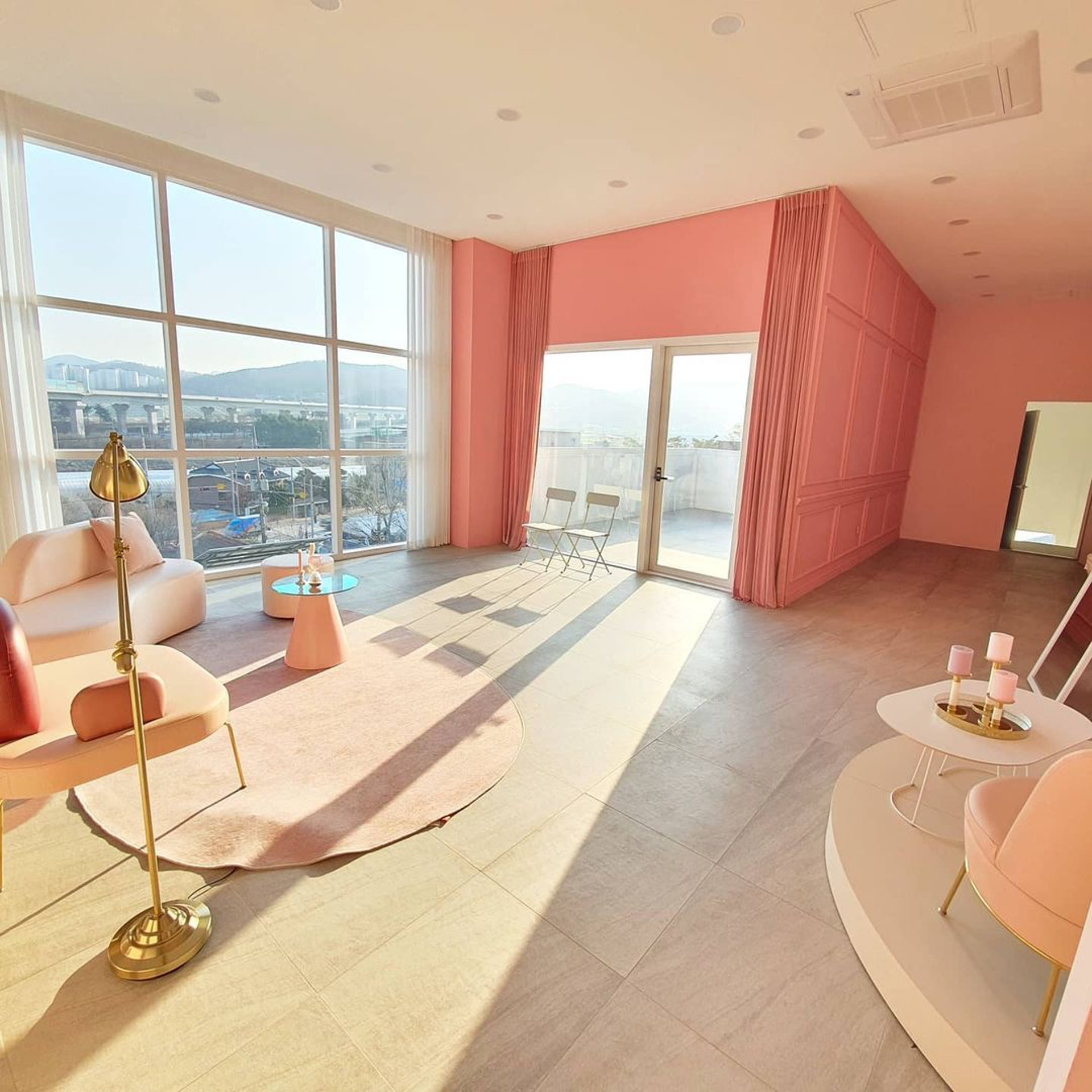 Một căn phòng khác được thiết kế với tông màu hồng kẹo ngọt siêu lãng mạn, ngập tràn ánh nắng cho nữ chủ nhân tương lai.
