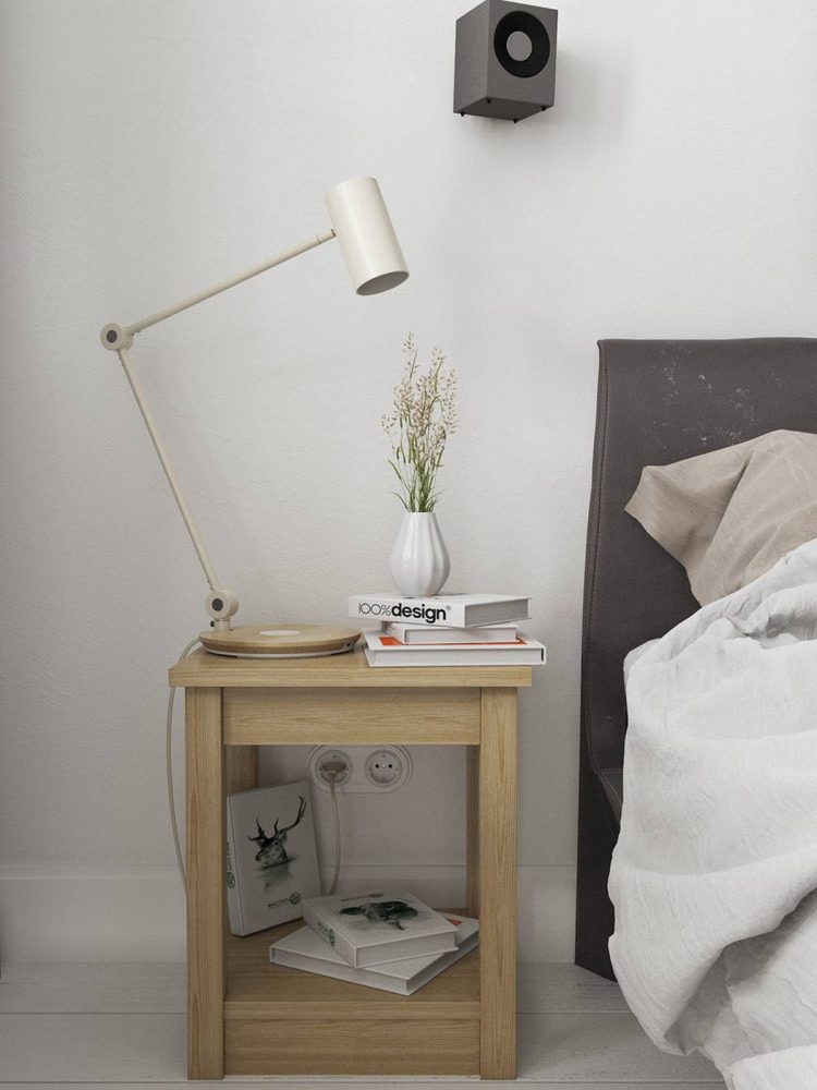 Táp đầu giường bằng gỗ nhỏ gọn với chiếc đèn dáng cao thanh mảnh đúng “chất” Scandinavian. Những cuốn sách hay và lọ hoa duyên dáng làm điệu cho đầu giường.
