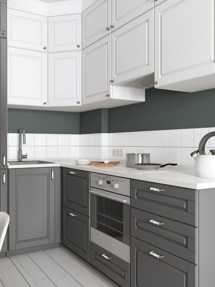 Tủ bếp trên lựa chọn gam màu trắng sạch sẽ và tủ bếp dưới chọn sắc xám sang trọng tạo nên sự tương phản đẹp mắt, cách phối màu này cũng áp dụng cho khu vực backsplash.