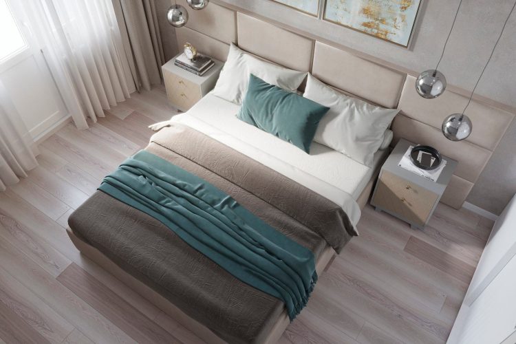 Phòng ngủ của bố mẹ với góc chụp từ trên cao, có thể nhận thấy sự ấm áp hòa quyện giữa sàn nhà bằng gỗ, bọc đầu giường màu be êm ái, chăn và gối màu xanh lá nổi bật trên chiếc giường màu trắng.