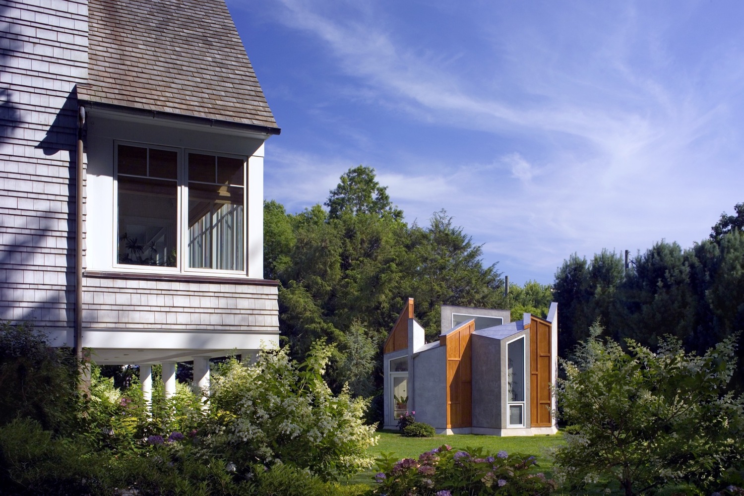 Nằm trong khu vườn phía sau của một ngôi nhà gia đình, studio kiến ​​trúc vừa là nơi làm việc vừa ví như “một nơi ẩn náu yên bình”.