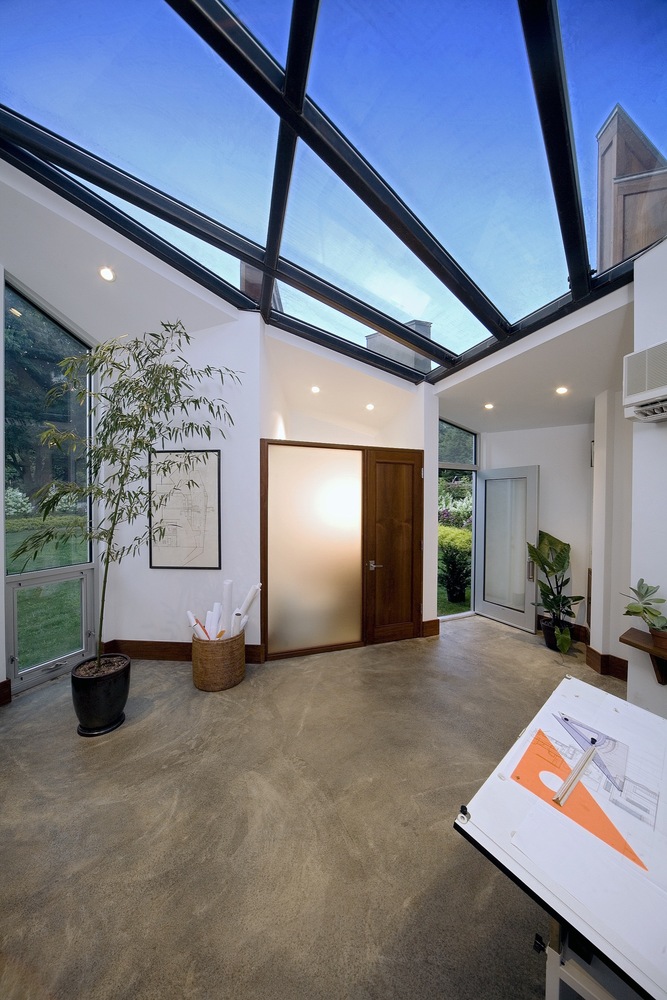 Sàn nhà bằng xi măng là lựa chọn hoàn hảo để các kiến trúc sư có thể di chuyển bàn làm việc đến bất kỳ khu vực nào của studio. 
