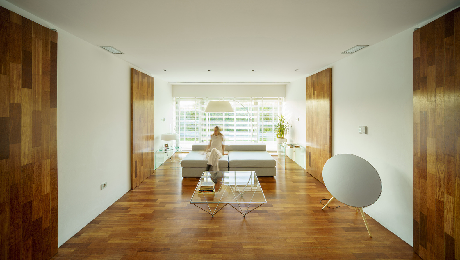 Bên trong ngôi nhà, nội thất sử dụng gam màu trắng chủ đạo kết hợp với vật liệu gỗ màu cánh gián đem đến cảm giác vừa sang trọng vừa gần gũi.