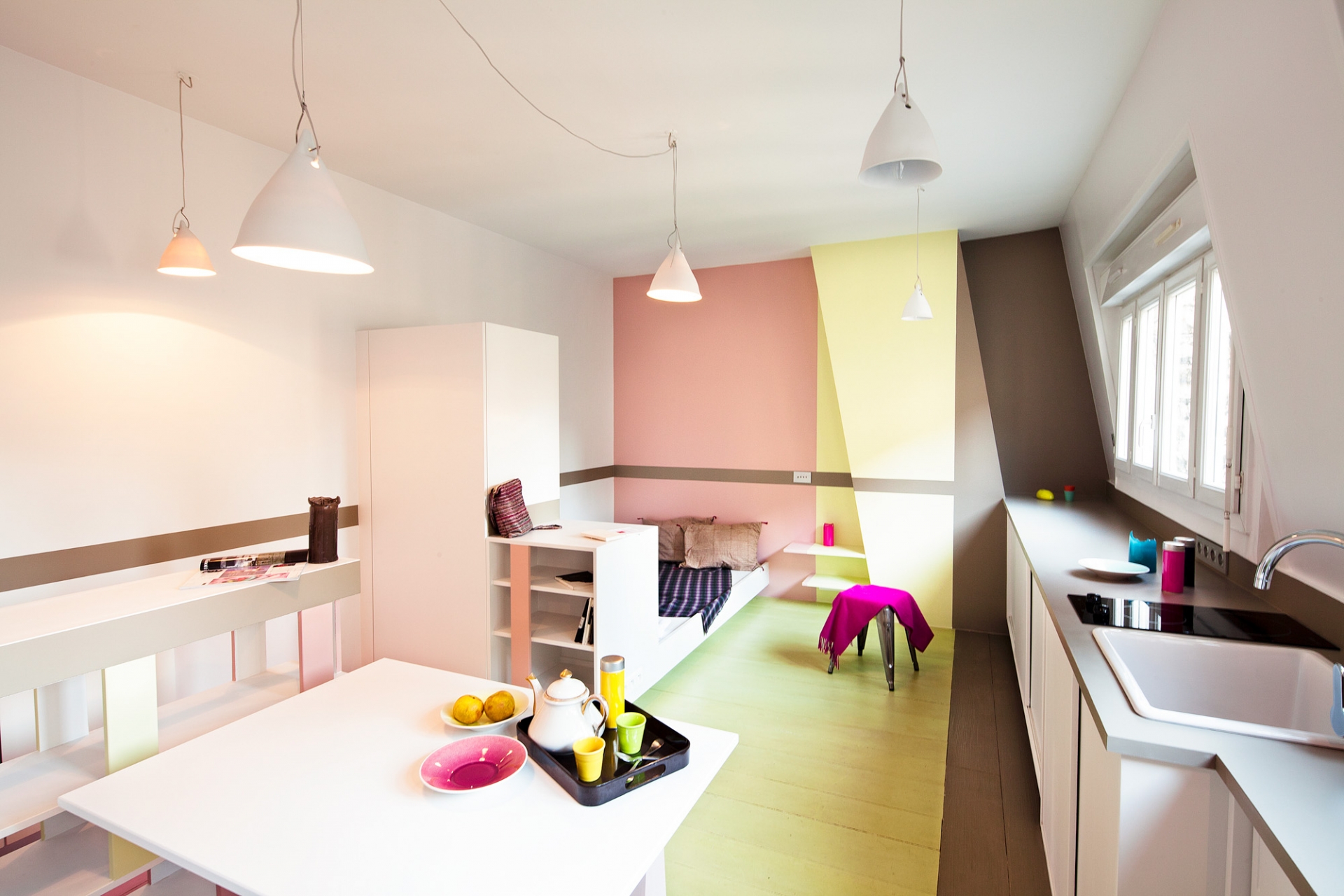 Aude Bromme phân chia không gian của căn hộ studio thành phòng bếp, phòng khách, phòng ăn, phòng ngủ không chỉ nhờ bức tường mà còn cả ở phần sàn nhà. 