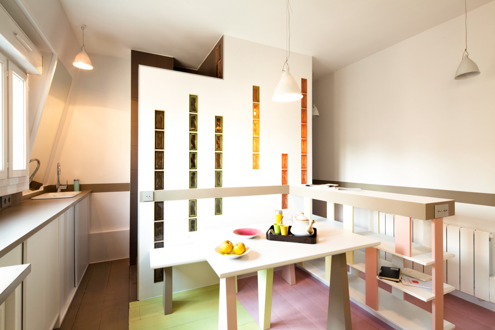 Phòng khách và khu vực ăn uống được bố trí “2 trong 1” với nội thất đơn giản bao gồm 1 chiếc bàn gỗ và băng ghế dài bố trí sát tường thay thế cho sofa cồng kềnh.