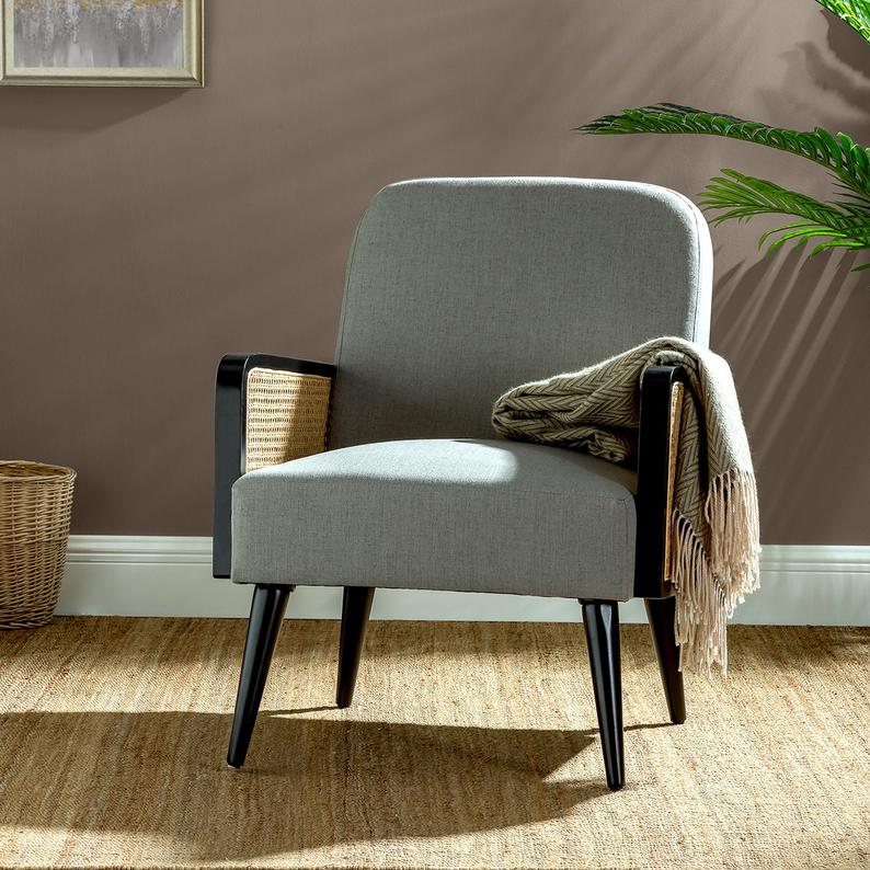 Nội thất cổ điển là 'tiêu chuẩn vàng' trong trang trí nhà vì nó hiếm khi lỗi thời. Ví dụ như chiếc ghế bành này, sự kết hợp giữa vật liệu gỗ, mây, Foam (mút xốp) với giá trị nội tại của mình sẽ phù hợp với nhiều kiểu dáng thiết kế ghế bành khác nhau.