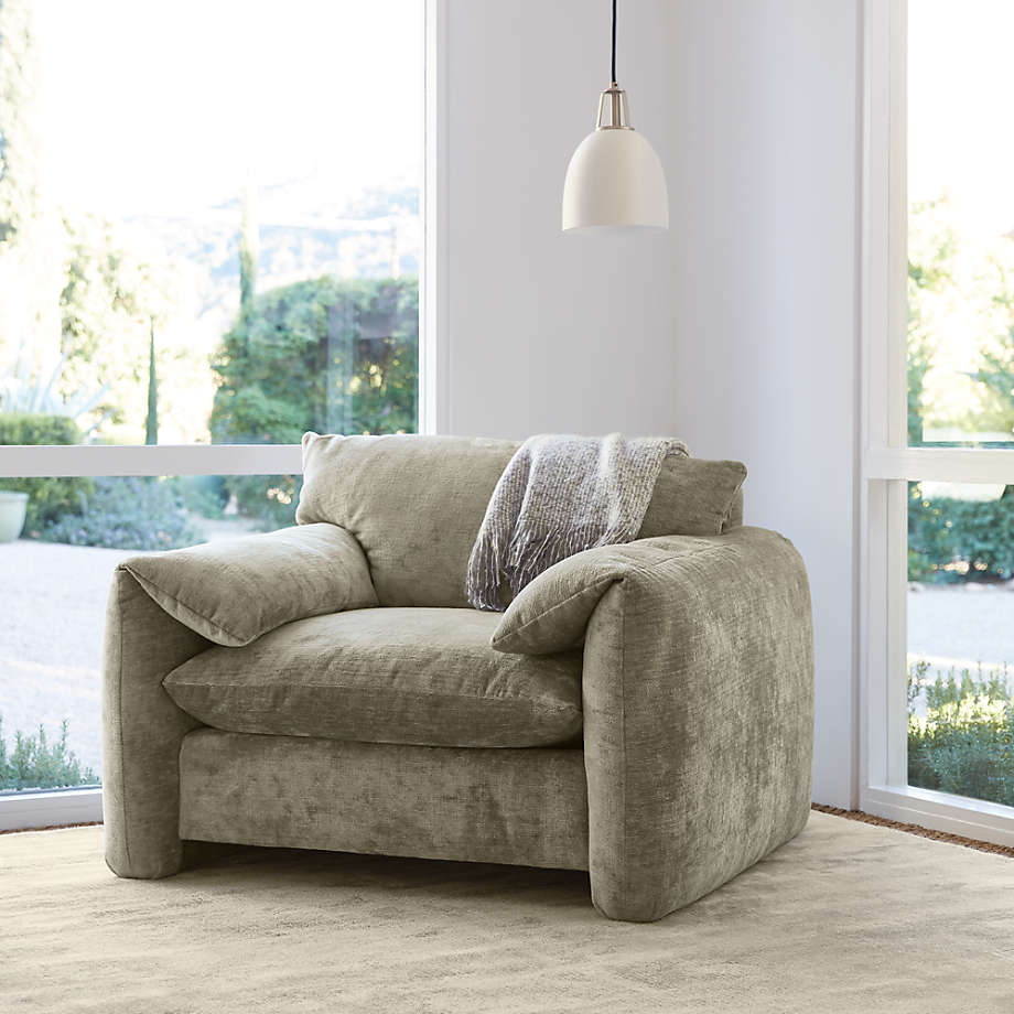 Mang phong cách châu Âu cổ điển vào phòng khách với mẫu ghế bành ấn tượng. Phần tay vịn độc đáo giống như chiếc gối nhỏ gấp lại. Hơn nữa, ghế còn sử dụng họa tiết chenille với kết cấu mờ, mềm mại tạo cảm giác sang trọng, mịn màng cho nội thất.