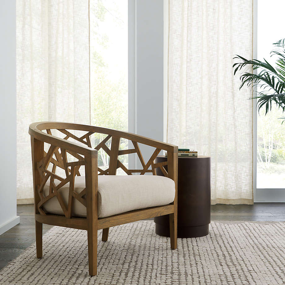Chiếc ghế bành mang phong cách nhiệt đới (Tropical style) với những đường nét chạm khắc tinh xảo hoàn toàn thủ công mang đến cho phòng khách của bạn một cái nhìn hấp dẫn. Đệm dày tạo nên sự dễ chịu giữa khung gỗ chắc chắn, khiến những mảnh ghép mộc mạc trở nên linh hoạt và thoát ra khỏi thiết kế truyền thống.