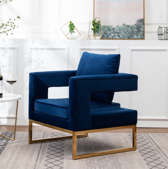 Một mẫu thiết kế ghế bành lạ mắt từ kiểu dáng cho đến màu sắc. Lớp vải bọc màu xanh lam đậm kết hợp chân kim loại mạ vàng đồng sang chảnh cùng những đường cắt ở phần tay vịn mang lại cho phòng khách của bạn sự lôi cuốn ngay từ cái nhìn đầu tiên. 