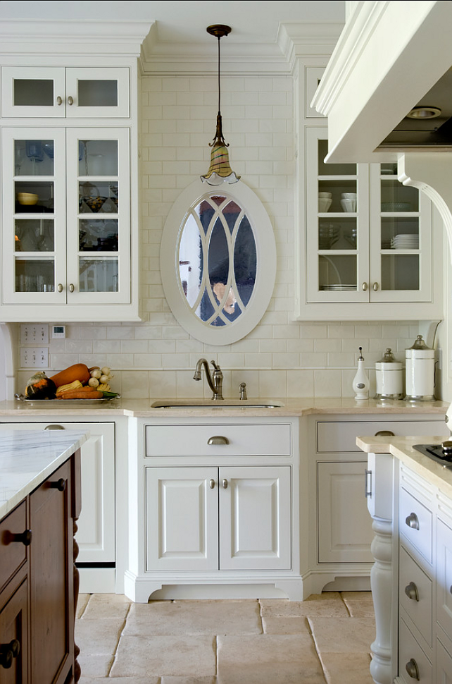 Khi lựa chọn gương soi trong phòng bếp, bạn cần chú ý đến sự hài hòa của nó trong tổng thể phong cách thiết kế của không gian để không bị “lạc điệu”. Tấm gương hình oval viền khung trắng này thực sự rất đẹp mắt trong thiết kế cổ điển của căn phòng.