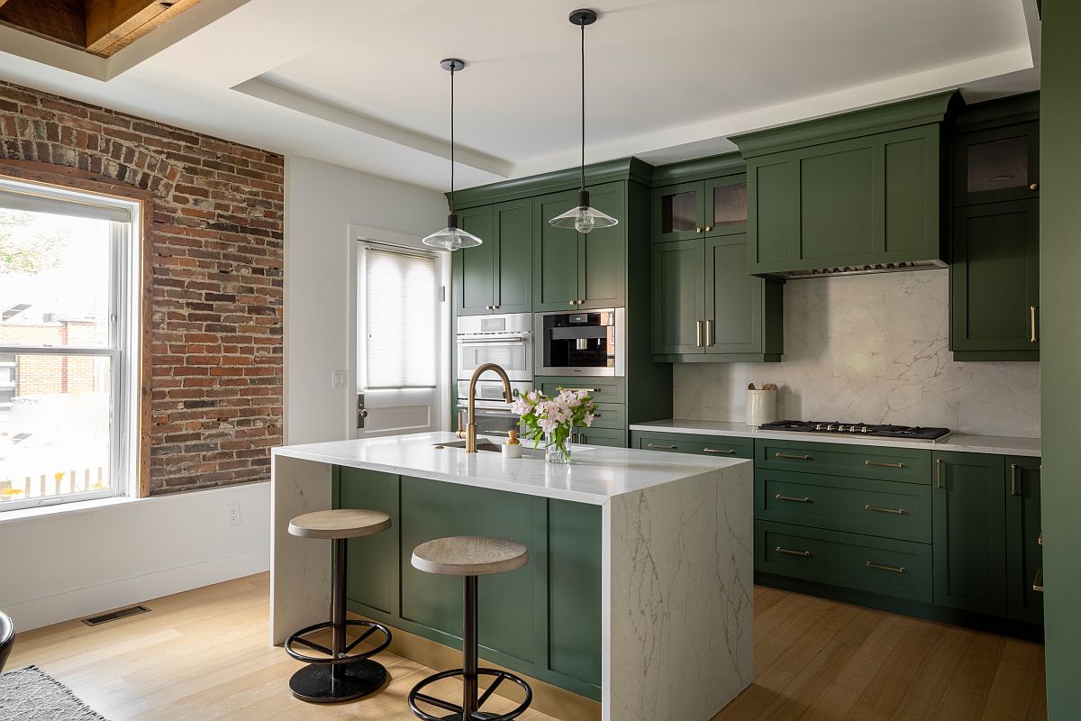 Tủ bếp màu xanh đậm cho phòng bếp phong cách công nghiệp hiện đại pha lẫn nét cổ điển với tường gạch lộ ra ngoài.