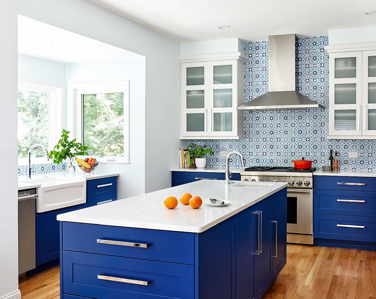 Hệ tủ bếp, đảo bếp màu xanh coban thời thượng cùng backsplash hoa văn đẹp mắt cho phòng bếp nổi bật tuyệt đối.