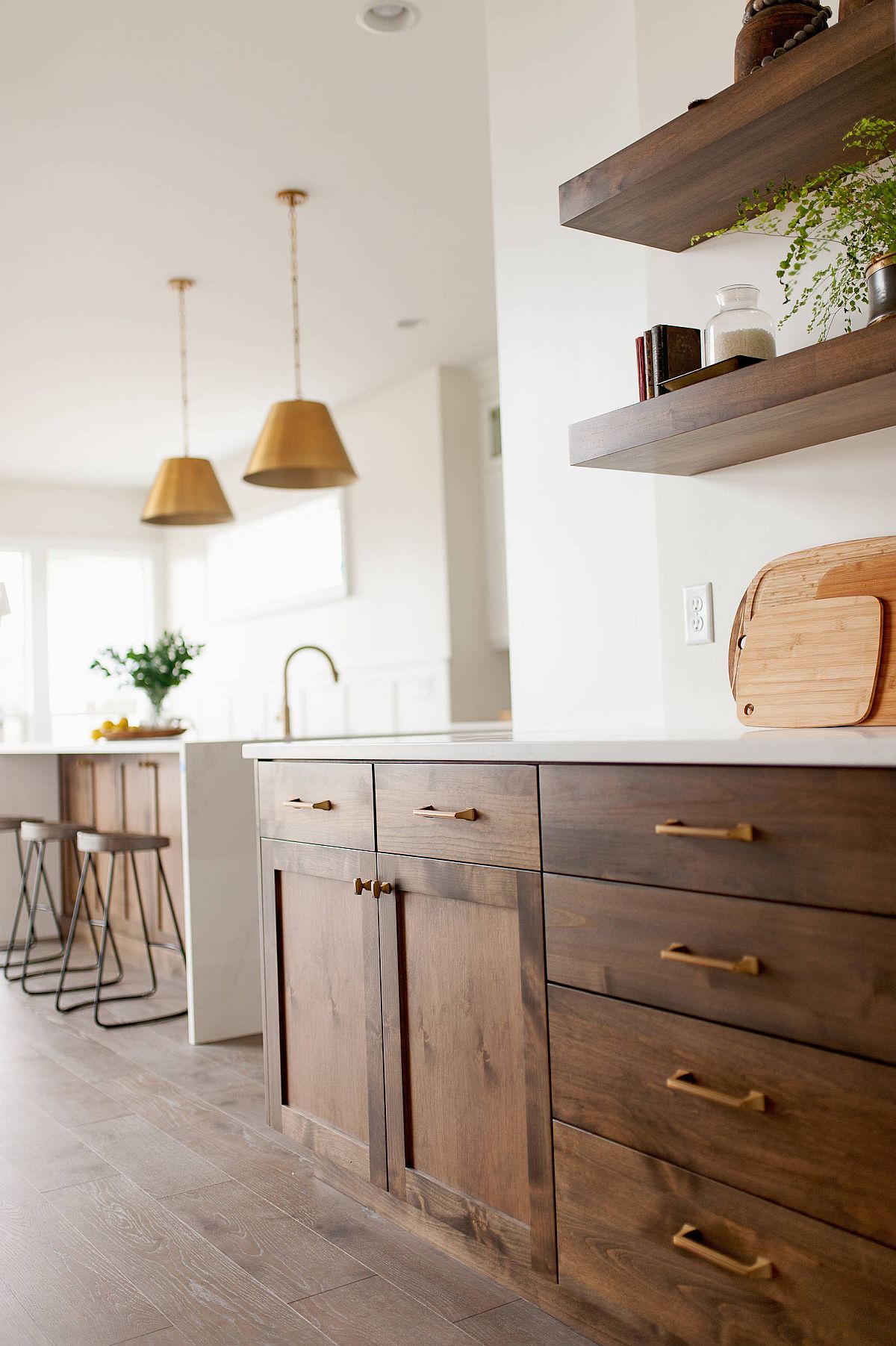 Dù ở bất cứ phong cách cổ điển hay hiện đại thì tủ gỗ vẫn giữ vững vị thế của mình trong việc tạo nên tính thẩm mỹ của căn bếp.