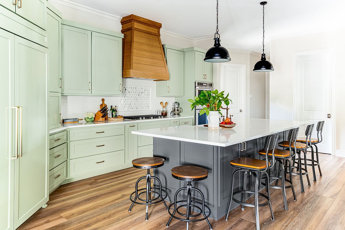 Tủ bếp màu xanh bạc hà dịu mát cho phép bạn tạo sự chuyển đổi sắc màu với những món nội thất khác dễ dàng.