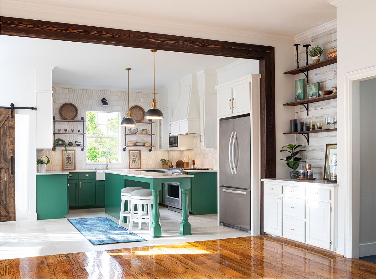 Màu xanh lá cây tươi sáng ở tủ bếp 'tone sur tone' với chân bàn ăn tạo nên vẻ đẹp quyến rũ đầy sức sống trong căn bếp hiện đại.