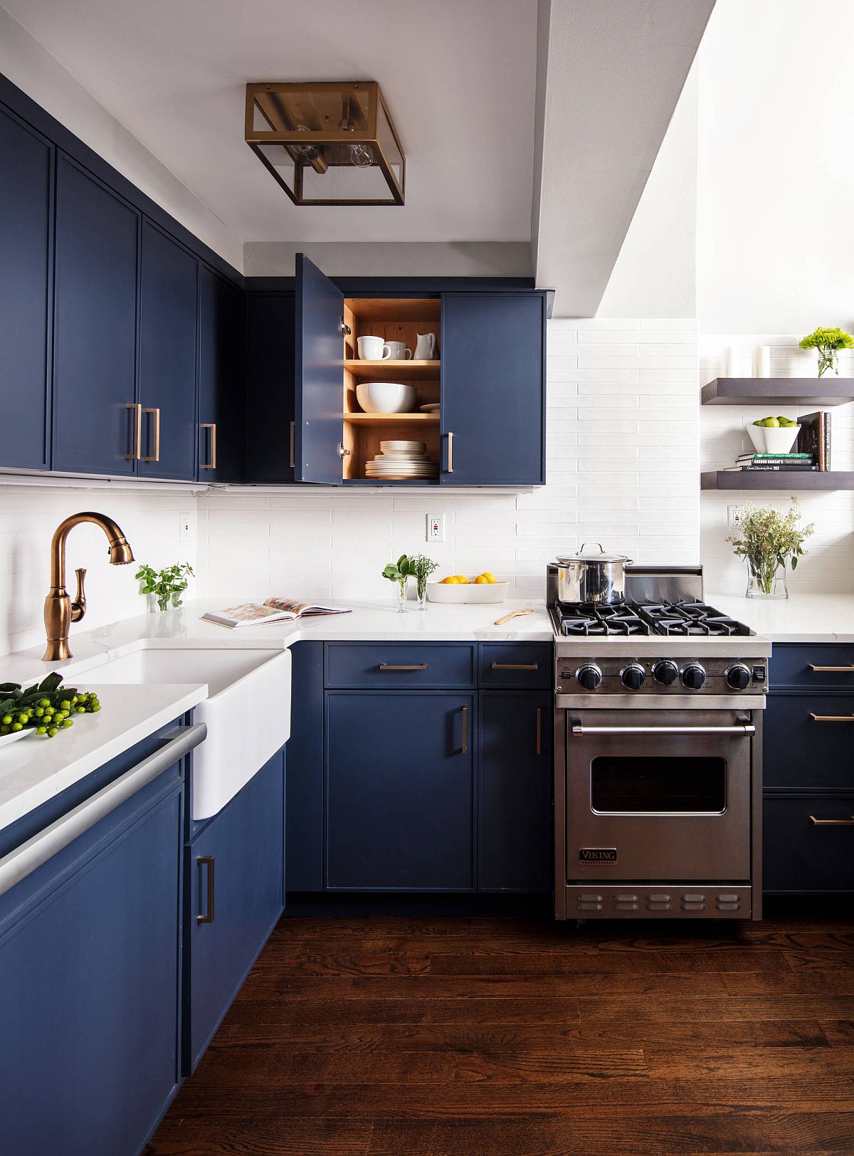 Phòng bếp tại New York tươi sáng và vui vẻ nhờ sự phối hợp của gam màu trắng và xanh lam đậm bắt mắt.