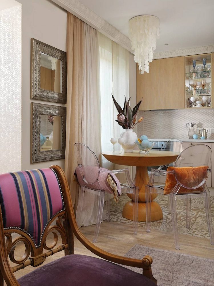 Chiếc ghế bành bọc nhung màu tím êm ái cùng họa tiết kẻ sọc đặc trưng của đất nước Indonesia cũng được chọn lựa làm điểm nhấn cho phòng khách thêm bắt mắt.
