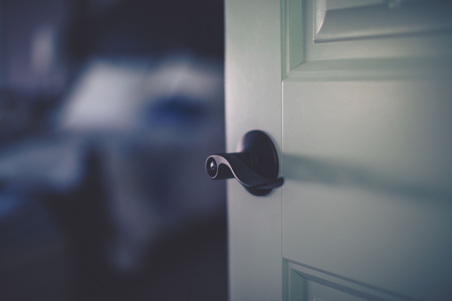 Mở cửa phòng ngủ vào ban đêm có thể gây nguy hiểm cho chủ nhân. 