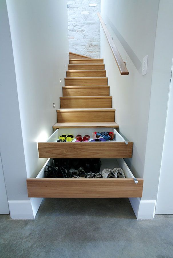 Không chỉ gầm cầu thang mà cả các bậc tam cấp cũng có thể song song làm nhiệm vụ lưu trữ của mình, đặc biệt dành cho những đôi giày đa dạng của các thành viên trong gia đình.