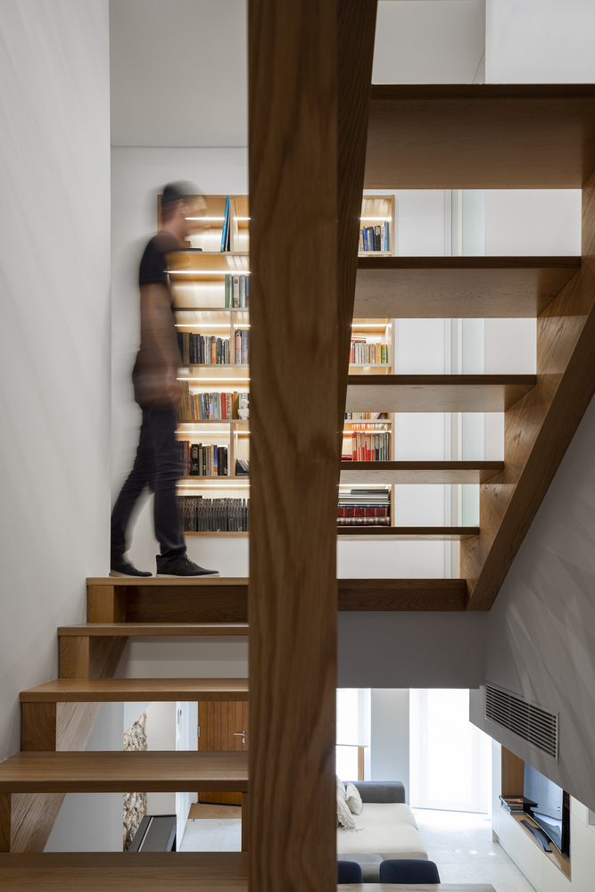 Những bậc tam cấp gỗ thiết kế mở thông thoáng cho phép ánh sáng soi chiếu đến từng ngóc ngách trong ngôi nhà.