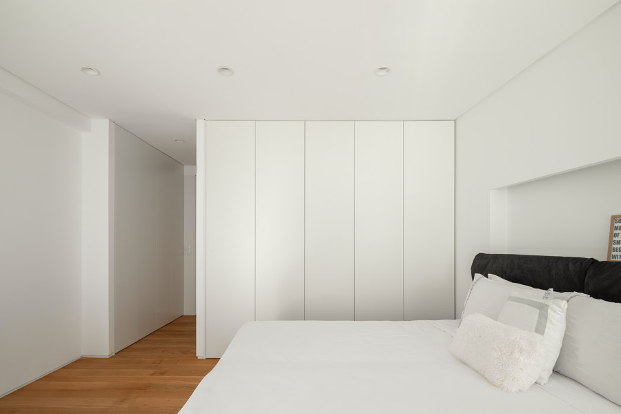 Các phòng ngủ và phòng tắm được bố trí ở các tầng trung gian. Phòng ngủ sử dụng gam màu trắng chủ đạo, nội thất tối giản với các màu trắng, đen và gỗ.