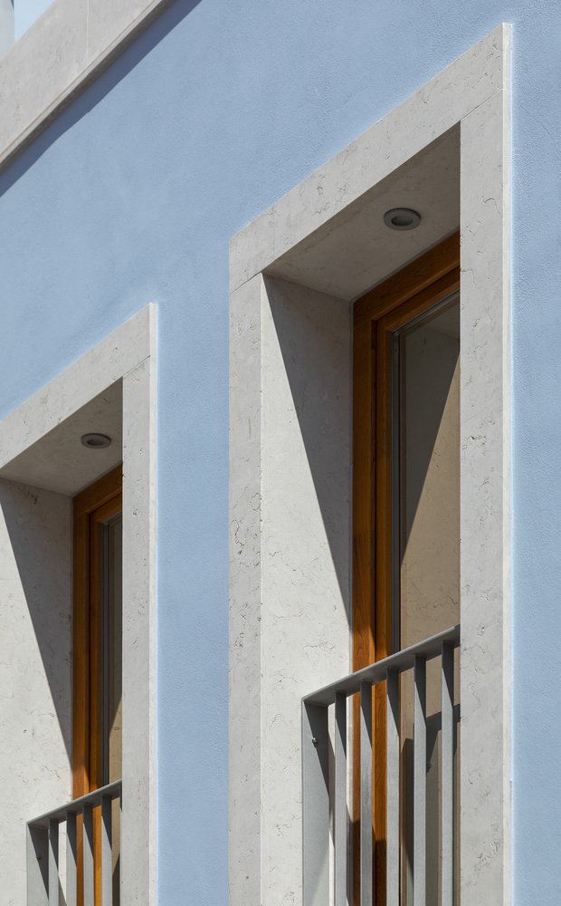 Ngoại thất sơn màu xanh lam - trắng đã thể hiện được vẻ đẹp nổi bật của ngôi nhà giữa mặt tiền khu phố.