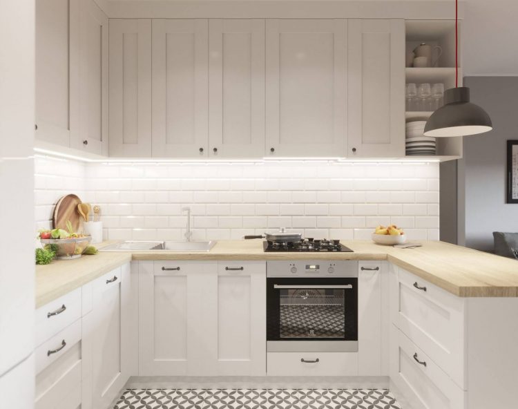 Phòng bếp sử dụng thiết kế tủ bếp kiểu chữ U để tận dụng kết hợp khu vực ăn uống nhằm tiết kiệm diện tích. Toàn bộ tủ bếp, backsplash đều sử dụng màu trắng tươi sáng.