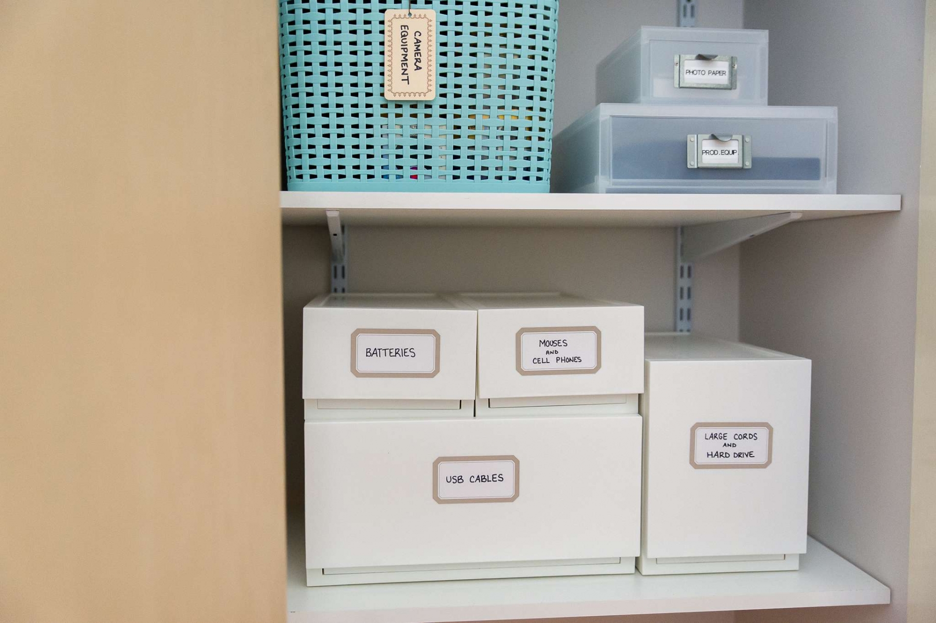 Cân nhắc góc nhỏ trong tủ quần áo hoặc kệ mở để sắp xếp hộp phân loại phụ kiện điện tử.