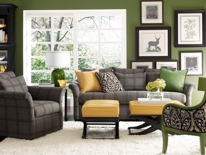 Phòng khách có thiết kế truyền thống lựa chọn xanh lá và xám làm màu chủ đạo. Sắc xanh rêu trầm sử dụng cho gối tựa, màu sơn tường và thân đèn bàn, màu xám dùng cho sofa và ghế bành tạo nên sự kết hợp chân phương, mộc mạc rất đỗi tự nhiên.