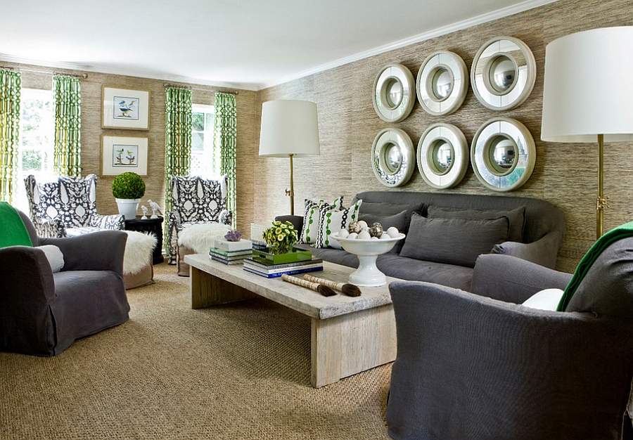 Phòng khách này không chỉ gây sự chú ý bởi bộ gương treo tường cỡ lớn mà còn ở cách phối hợp màu sắc của nó. Màu nâu ấm áp trên tường và sàn nhà, kết hợp với sofa xám và rèm che màu xanh lá có đôi chút tương đồng với vỏ bọc gối tựa.
