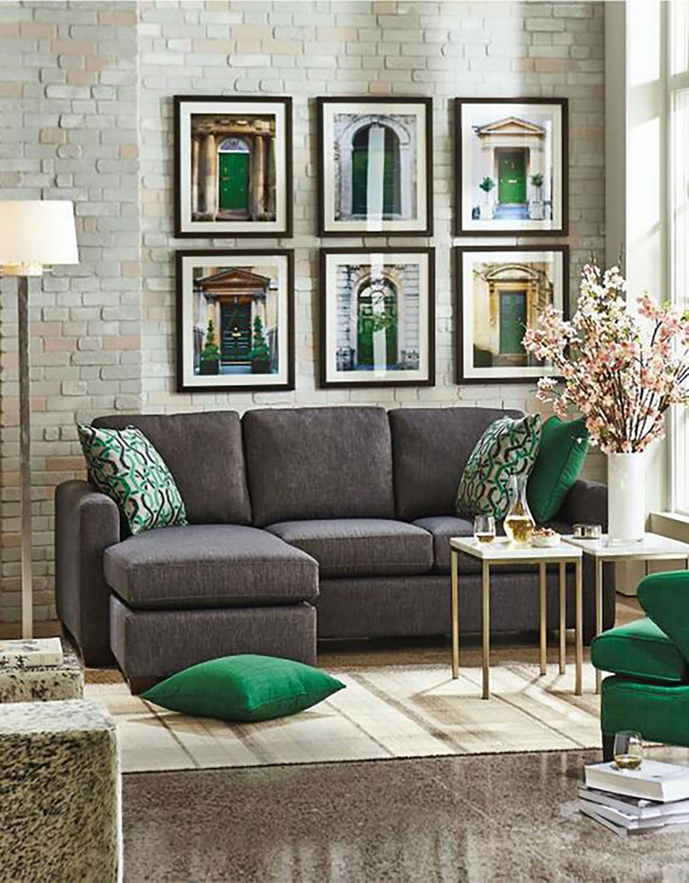 Ghế sofa xám than sang trọng, sàn lát đá màu xám được lau sáng bóng không chút bụi mờ, tường gạch thô mộc kết hợp với các chi tiết màu xanh ngọc lục bảo thời thượng,... tất cả tạo nên một vẻ đẹp tinh tế cho phòng khách nhỏ.