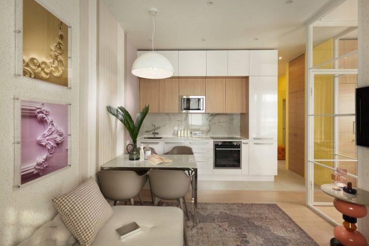 Phòng bếp thiết kế kiểu chữ I tạo sự thông thoáng cho lối đi, đặc biệt thích hợp cho những căn hộ diện tích chỉ hơn 30m². Gạch lát sàn từ lối ra vào đến khu vực nấu nướng, ưu điểm là dễ vệ sinh vết bẩn hơn so với gỗ lát sàn ở phòng khách.