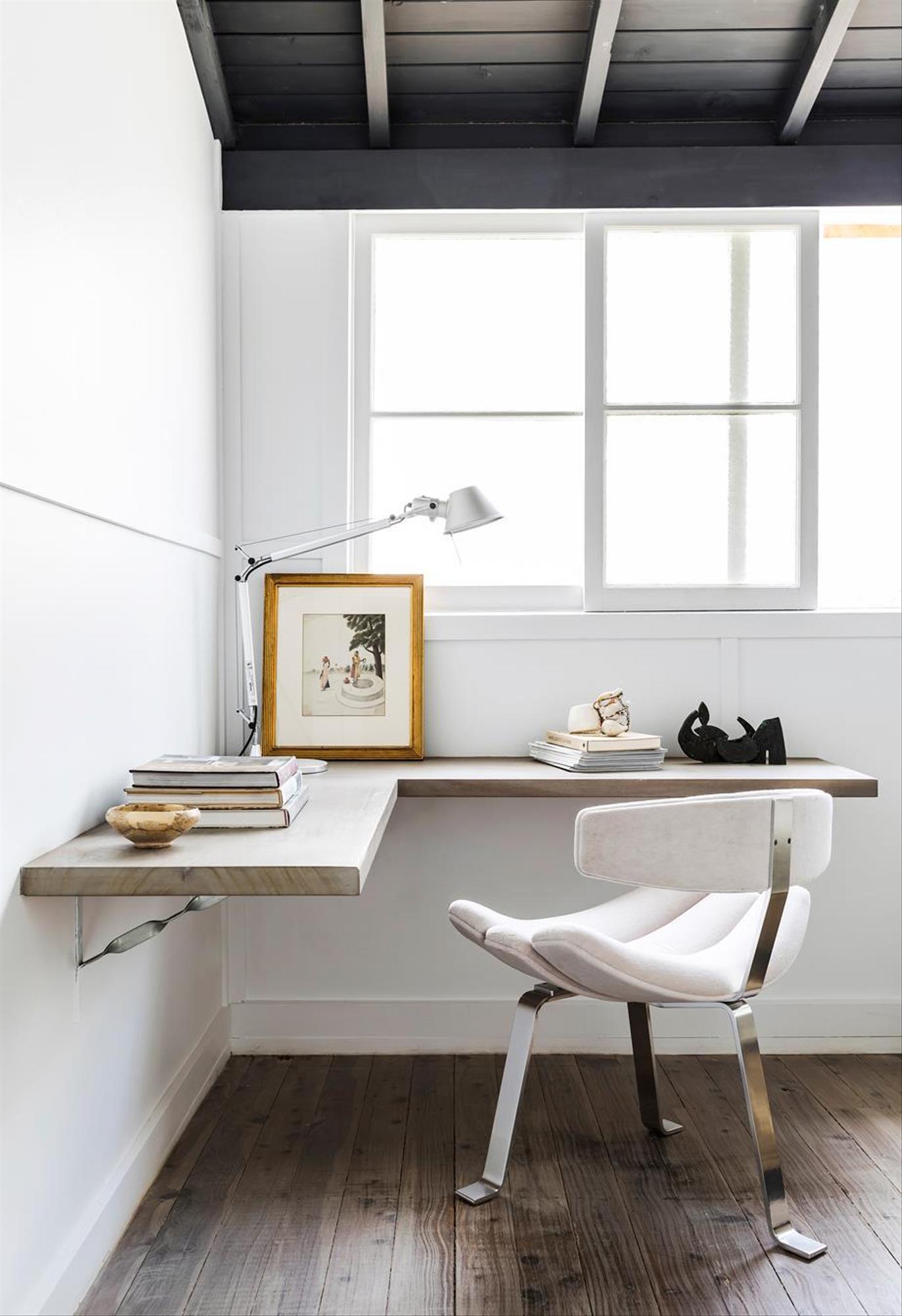 Những ai yêu thích phong cách thiết kế nội thất tối giản sẽ thích mê góc làm việc này. Mặt bàn bằng gỗ siêu đơn giản được gắn lên bức tường, ghế ngồi êm ái cùng đèn bàn phần thân mảnh mai có thể điều chỉnh độ cao tiện lợi.