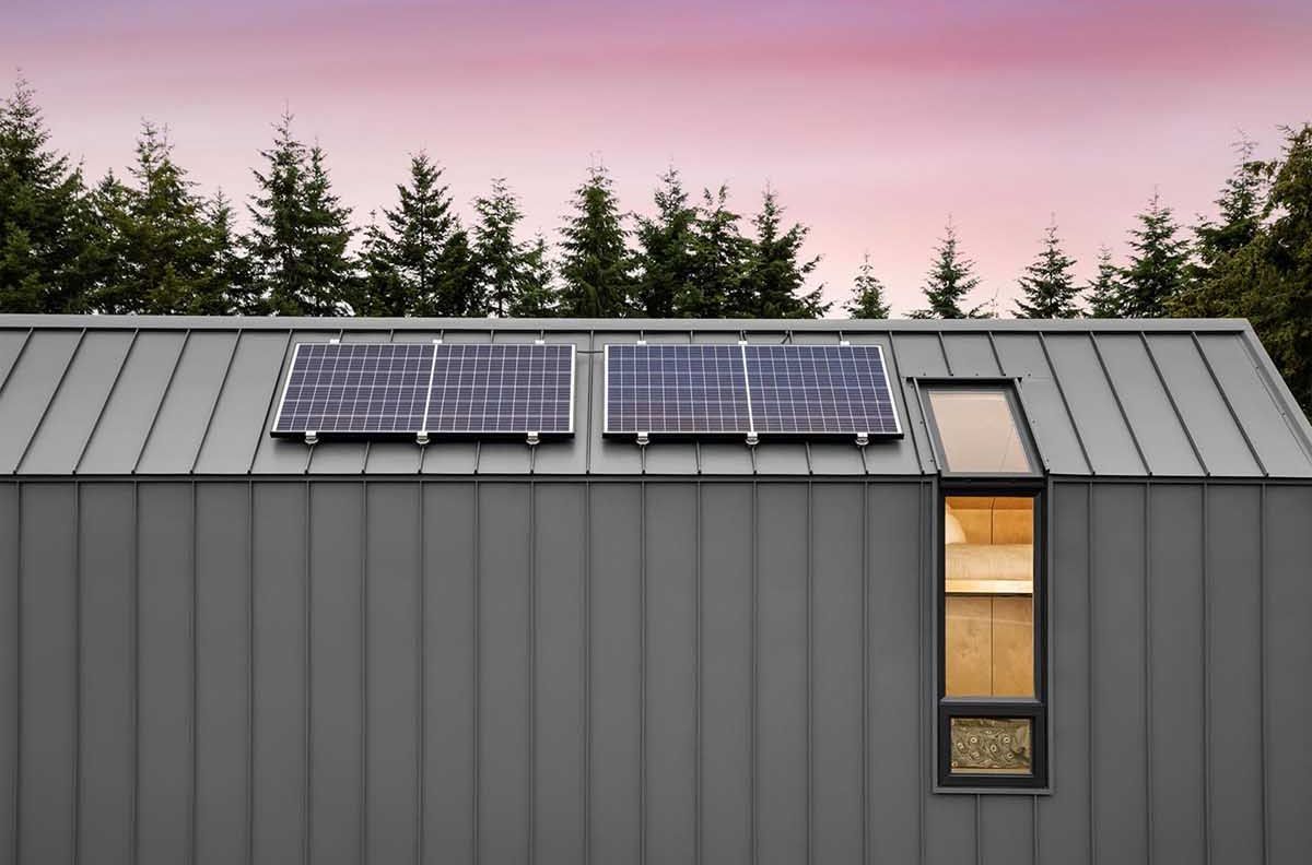 Phần mái nhà được lắp đặt các tấm pin sử dụng năng lượng mặt trời thân thiện với môi trường.