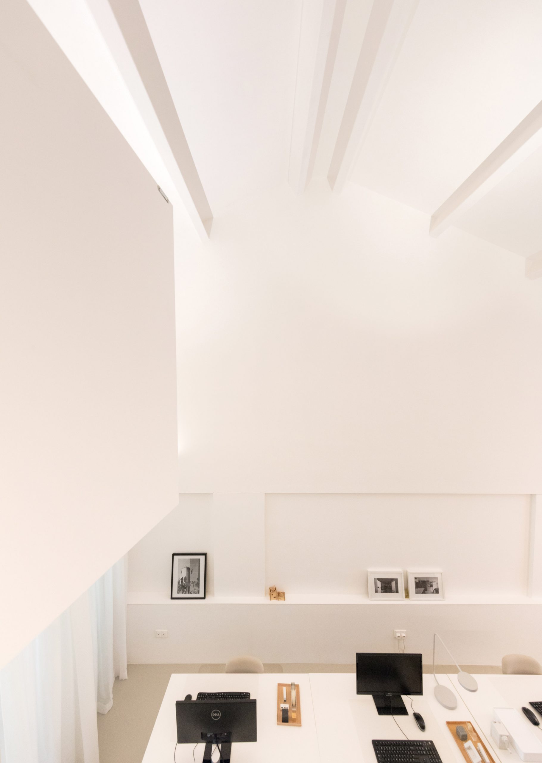 Căn hộ kết hợp văn phòng sử dụng gam màu trắng chủ đạo cho cái nhìn sáng sủa, tươi mới mỗi ngày. Các hốc tường cũng được tận dụng để trang trí phụ kiện xinh xinh.