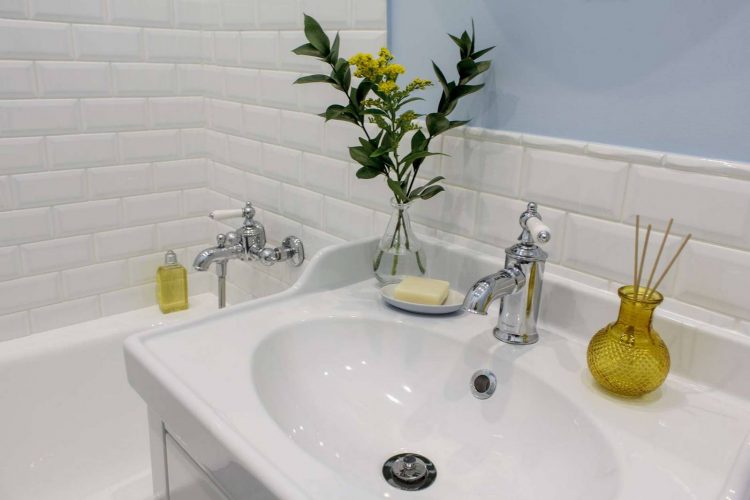 Phòng tắm vẫn 'trung thành' với phong cách nhẹ nhàng, tươi sáng bằng cách sử dụng gam màu xanh lam nhạt kết hợp gạch ốp màu trắng để khu vực thư giãn không rơi vào cảm giác lạnh lẽo nếu chỉ dùng 1 màu trắng cho sơn tường và nội thất.