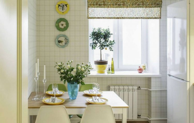 Góc nhỏ trong phòng, cạnh ô cửa nhỏ là khu vực ăn uống với chiếc bàn trắng mặt gỗ nhẹ nhàng, bộ ghế hai màu trắng - xanh lá cây cũng đĩa ăn màu vàng nhạt tươi tắn.