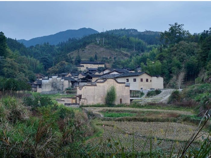 Các ngôi nhà truyền thống được xây dựng ở làng Xiadi với những bức tường đất gợi nhớ đến triều đại nhà Minh và nhà Thanh.