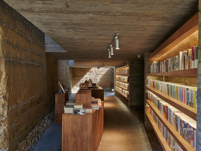 Hiệu sách gồm 3 tầng: Khu vực trưng bày ở tầng 1, phòng đọc ở tầng 2 với hơn 7.500 đầu sách đủ thể loại và trên cùng là sân thượng. Thiết kế của mái nhà cho phép lấy ánh sáng tự nhiên thoáng đãng.