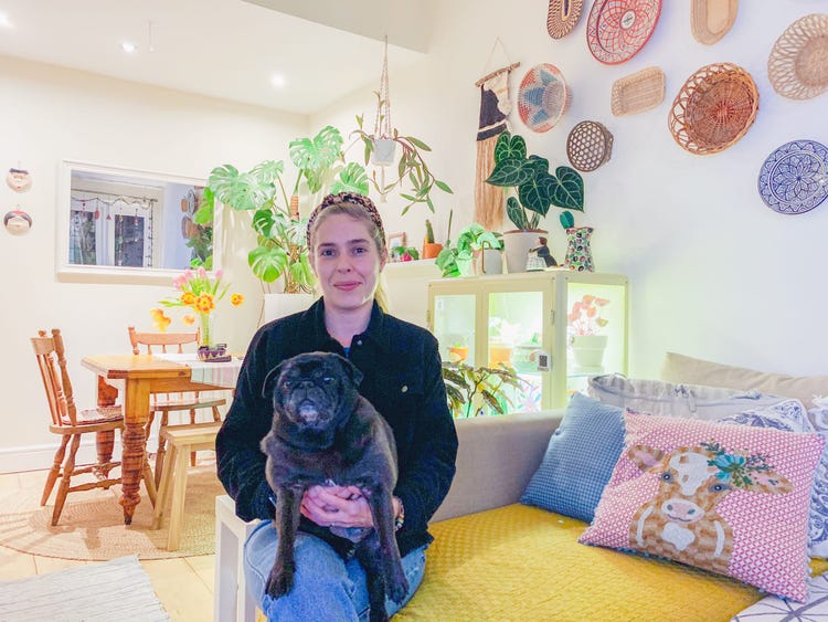 Bruna Mello và chú chó pug chụp hình trong ngôi nhà nhỏ. Cô chia sẻ: 'Ở London, nếu bạn không giàu, bạn sẽ sống trong một không gian nhỏ hẹp. Chính vì vậy, bạn phải tận dụng tối đa những gì mình đang có'.