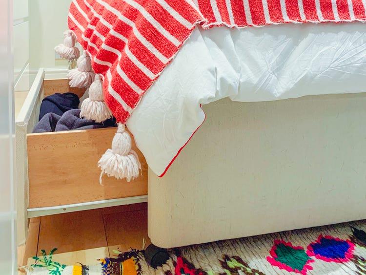 Tương tự đi văng phòng khách, chiếc giường trong phòng ngủ của chủ nhân cũng sẽ tích hợp ngăn kéo bên dưới để tăng thêm không gian cất giấu đồ đạc gọn gàng.