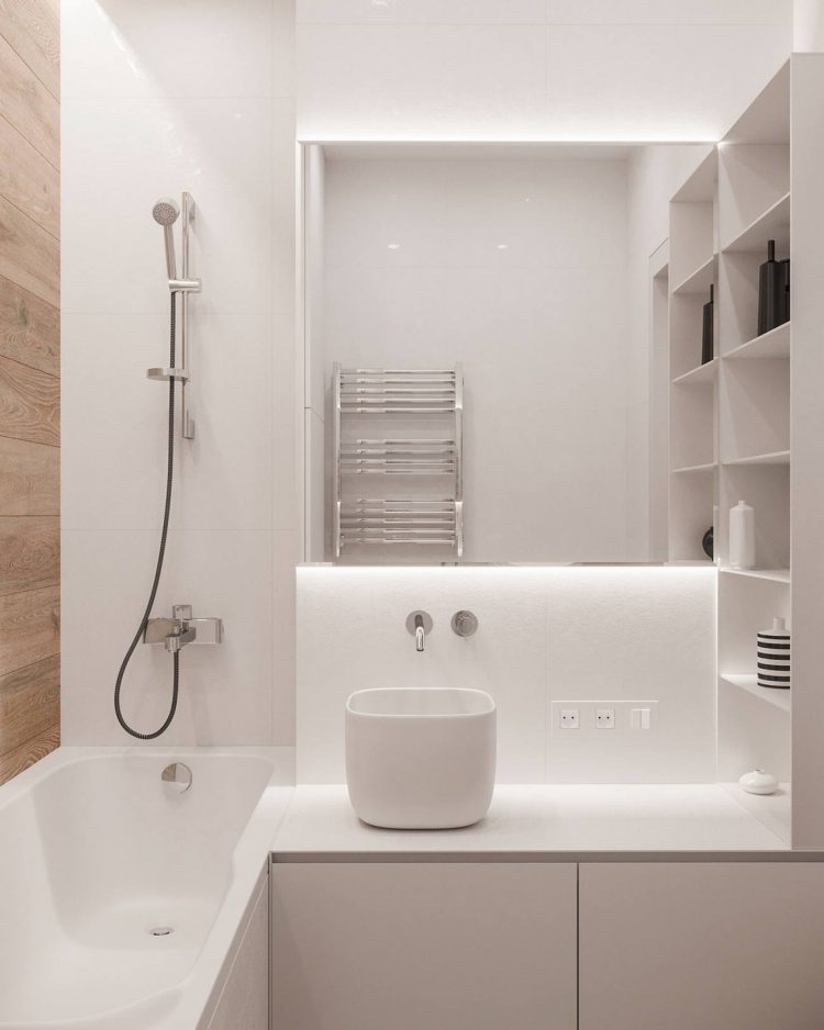 Phòng tắm thiết kế tối giản với những món nội thất cơ bản như bồn tắm nằm, vòi sen, bồn rửa tay, kệ mở trên tường và tấm gương lớn giúp 'nhân đôi' không gian thư giãn.