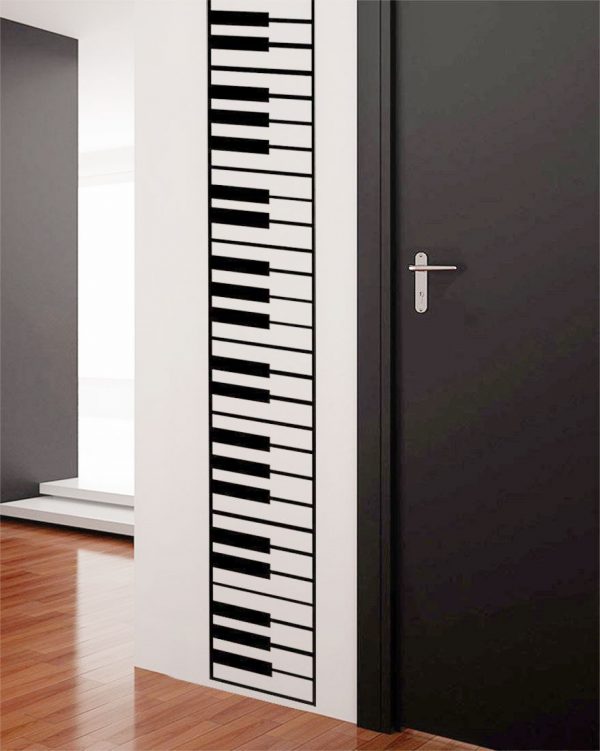 Căn phòng sử dụng gam màu trắng và đen làm chủ đạo? Vậy thì không gì độc đáo bằng tấm decal dán tường hình phím đàn piano để tôn vinh nét đẹp đậm chất cổ điển.