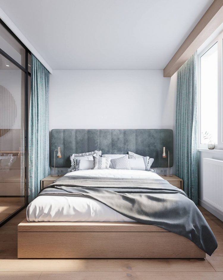 Phòng ngủ có thiết kế nhẹ nhàng đằng sau cửa kính từ phòng ăn nhìn vào. Một tấm rèm mỏng màu xanh lắp đặt để tạo sự riêng tư cho chủ nhân khi cần thiết.