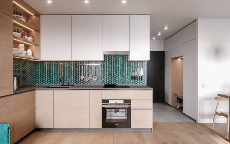 Phòng bếp với thiết kế kiểu chữ L với phần backsplash ốp gạch hình lục giác (tổ ong) màu xanh cho cái nhìn nổi bật giữa tủ bếp trên màu trắng và tủ dưới bằng gỗ.