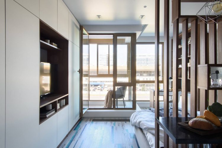 Căn hộ 32m² thiết kế như phòng khách sạn tiện nghi, có cả loggia bằng kính hiện đại