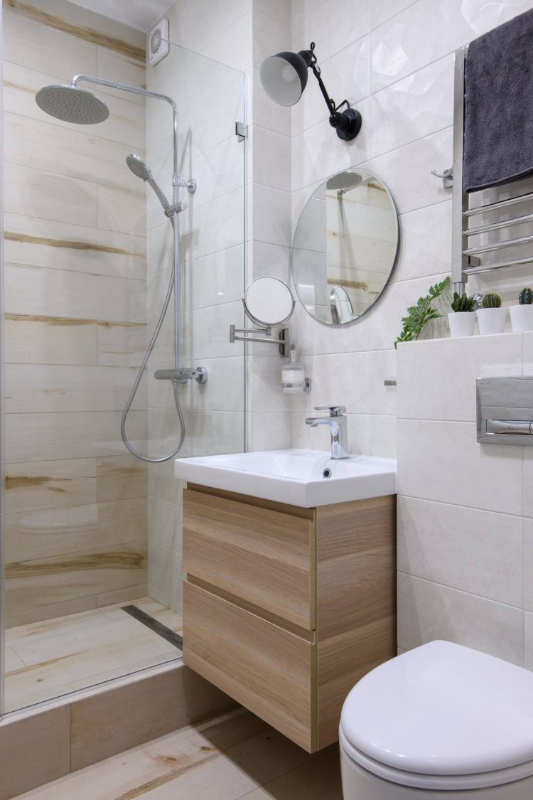 Phòng tắm sử dụng gam màu trắng làm chủ đạo, kết hợp nội thất gỗ và hiệu ứng gạch 3D ốp tường tinh xảo. Những chậu cây xương rồng be bé xinh xinh cũng nhấn nhá sắc xanh của thiên nhiên cho phòng tắm vơi đi sự lạnh lẽo.